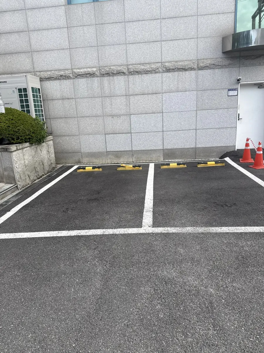 수원일자리센터 어린이집 전용 주차장 도색, 노란 바탕에 글씨 안내 현장