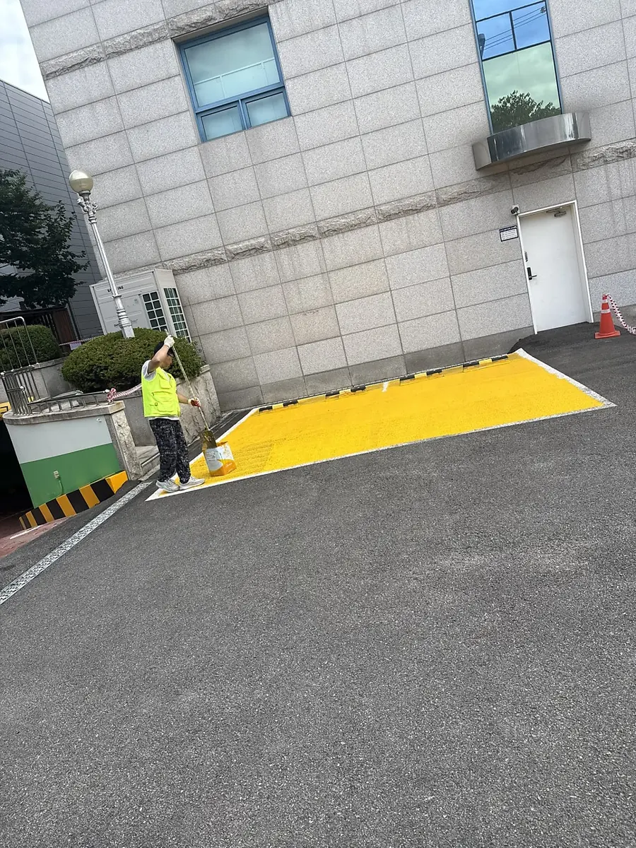 수원일자리센터 어린이집 전용 주차장 도색, 노란 바탕에 글씨 안내 현장 사진 5