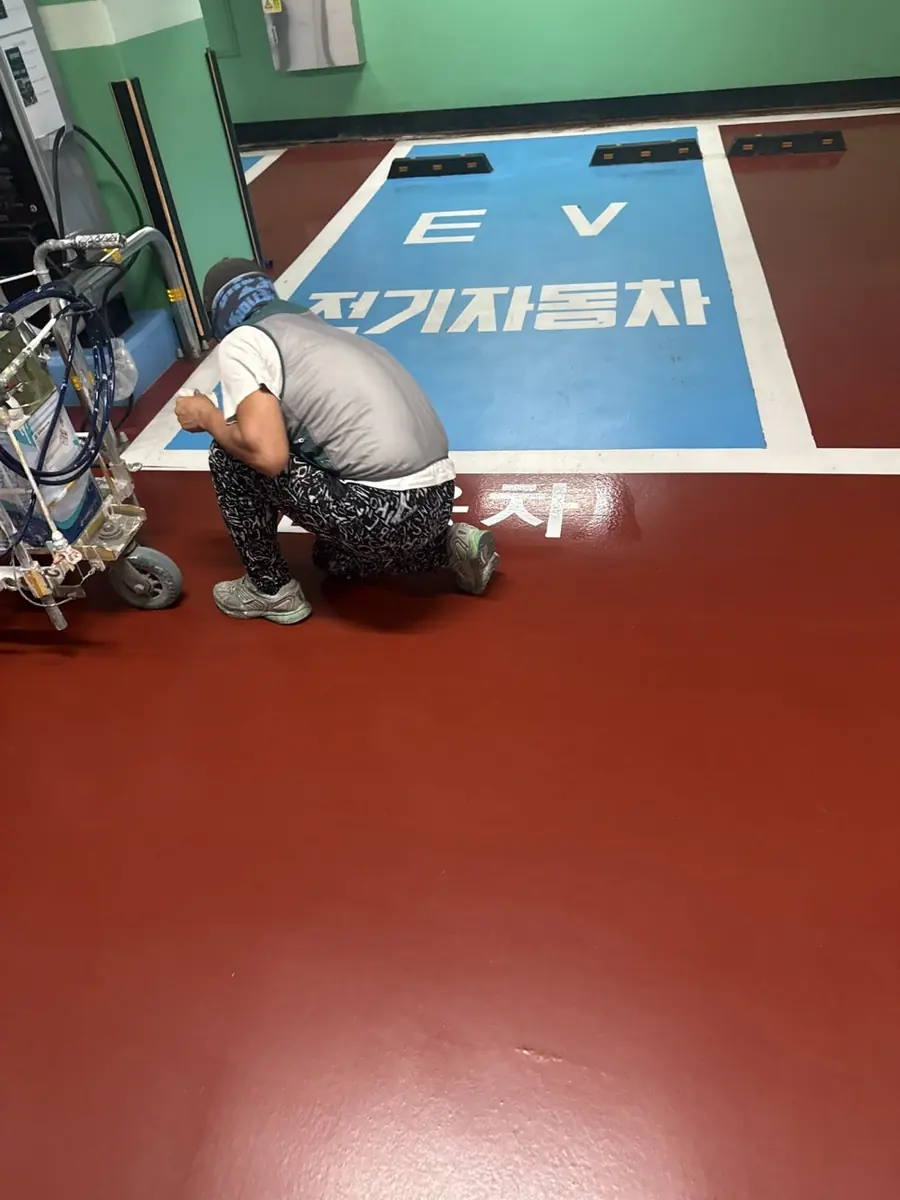 수원일자리센터 지하주차장 관용차 문구 도색 현장 사진 8