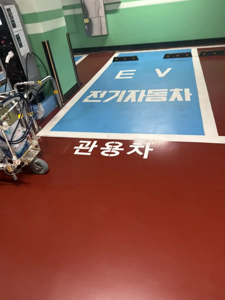 수원일자리센터 지하주차장 관용차 문구 도색 현장 사진 6